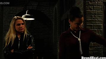 Zrazený náklad, nevinná mladá 18+ otrokyně sténá při lízání a prstění k orgasmu