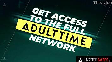 Lilu Moon's feet in hot cum.