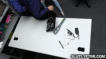 To perverterede betjente slikker og knepper teen 18+ butikstyv