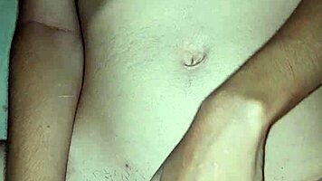 Masturbando meu clit�ris suculento e metendo um consolinho na minha buceta peluda gozei demais