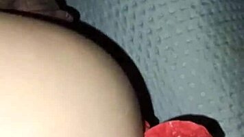 encuentro a mi hermanastra tomando una siesta y la follo bien rico