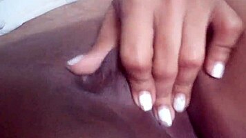 solitaria mexicana con tetas grandes se masturba en la cama