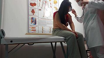 Ginecologista Enfia Dedo No Cu E Fode Paciente