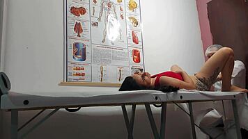 Ginecologista Enfia Dedo No Cu E Fode Paciente