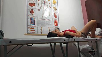 Ginecologista Enfia Dedo No Cu E Fode Paciente