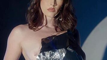 BIG ASS BRUNETTE TEEN EXPOSES AMAZING BODY AND SHOWS PERFECT BIG ASS!