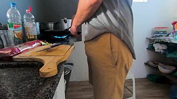 fui atraida pelo cheiro da comida, acabei na cozinha com ele