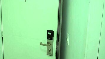 hermanastra distraida adicta al celular follamos a su lado hasta que se de cuenta