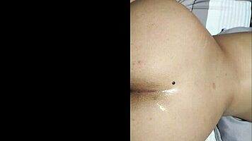 jugando con mi juguete por primera vez anal