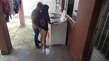 dona de casa paga tecnico com bunda enquanto marido fora