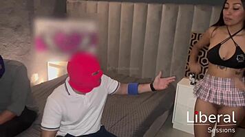 a mi traje de conejita le hace falta la colita de conejo