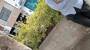 universitaria tenía ganas de coger y pilla a un chico que esperaba en la calle lo lleva a su habitación y le entrega el culo a un desconocido full anal con corrida