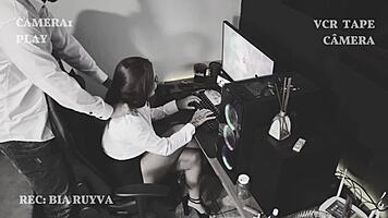 Câmera escondida: meu chefe fez massagem em mim, será que a esposa dele vai descobrir?