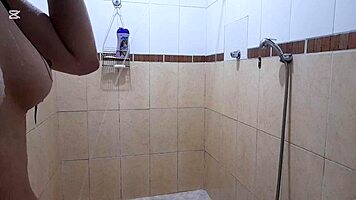 mi novia se ducha y se masturba con camara escondida