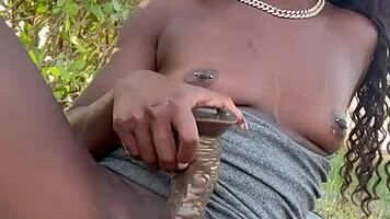 Lola Black XXX se doigte la chatte dehors !