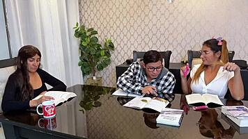 Η μπέιμπι σίττερ προτιμά γαμήσι από μαθήματα