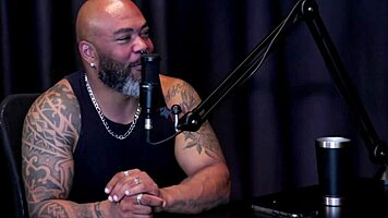 Recent start in content creation, tourism background, performed in a scene with interested client - Agatha Mama.