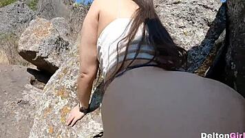 Lleve A Mi Amiga A Una Caminata Y Tuvimos Sexo Al Aire Libre