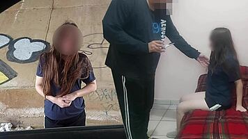 viejo y jovencita putipobre la ve bajo un puente recolectando basura y le ofrece dinero para follarla sin condon