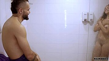 Me consigo a mi esposa duchandose y no me aguanto las ganas de follarmela