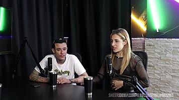 Loira safada faz um boquete gostoso no pau do magrinho deixando todo babado - yasmin pariz & ktal