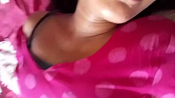 Indian babe flaunts her curves for boyfriend