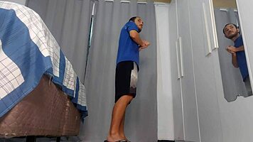 o padrasto queria muito ver a enteada nua mas ela o pega se masturbando atrás da cortina