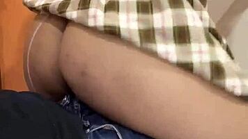 Morrita de 18 años escapa para jugar con verga de maestro