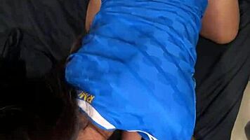 une thaïlandaise de 18 ans se fait baiser hard et reçoit une énorme creampie