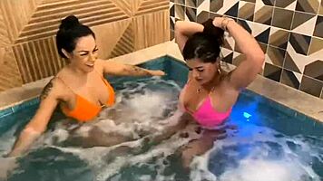 do lado de dentro da piscina orgia gostosa metendo na agua chupando gostoso bucetinha linda bem gostosa e safadinha