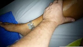 Tajska laska 18+ drażniona wibratorem daje seksowny titjob