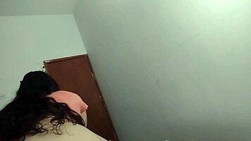 pov me toca compartir habitacion con una chica traviesa y esto sucede - porno en espanol