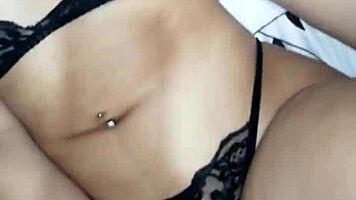 descubro a mi hermanastra masturbándose y por mi silencio me deja follarla 😈