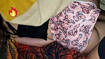 mi pequeño hermanastro viene a escondidas a mi habitación para que le quite la virginidad