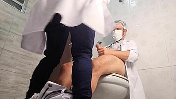 Enfermeira safada pega o doutor no plantão e faz exame íntimo no banheiro!
