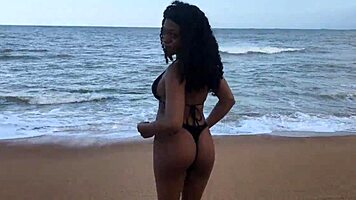 conheci essa linda morena na praia conversar vai conversar vem at� que rolou uma bela foda