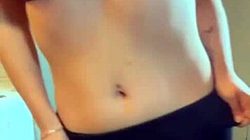 Jovencita Cachonda Masturbándose Con Juguetes