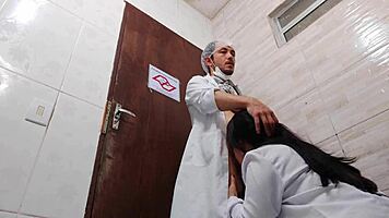 enfermeira tira camisinha transando com doutor asiático no banheiro