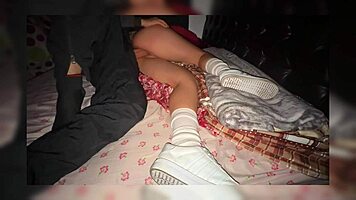 La penetra de lado con su vergota con sus tenis puestos
