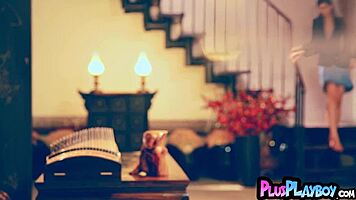 Kínai modell pózol és levetkőzik playboynak