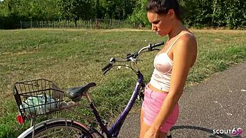 Štíhlá německo-latina teenka 18+ Christy Ley riskantně šuká venku s cizincem!