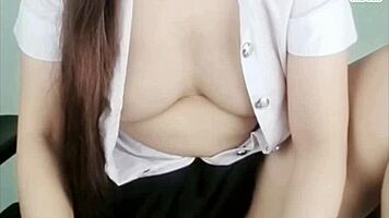 คลิปหลุดไทยตั้งกล้อง วัยรุ่นน่ารักช่วยตัวเองเสียวๆเอานิ้วเขี่ยหัวนมยั่วๆ ก่อนนั่งแหกขาเอานิ้วติ้วหีรัวๆเห็นแล้วน่าโดนเอาควยกระแทกหีรัวๆ