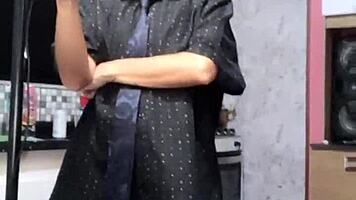 Bastidores da esposa kally cremosa chupando o câmera no meio da gravação