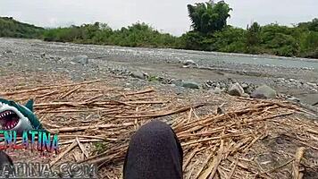 Tetona venezolana chupa y folla sin condon al aire libre