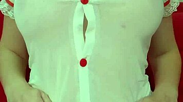 Blonde canon tease gros nichons en robe transparente close-up amateur