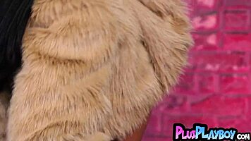 Hey schaut Beca Barbies großen Latina-Arsch sexy in Lingerie posieren