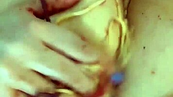 Verrückte kinky arabische Schneewittchen-Schlampe squirted auf BBC in hardcore Food-Fetisch-Orgy