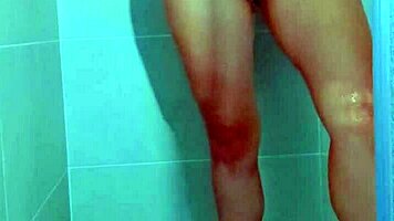 College Schlampe zieht brasilianischen String aus beim heißen Dusch Tease