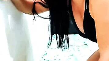 gostosa branca chupa pauzudo negro com óleo nos seios em halloween