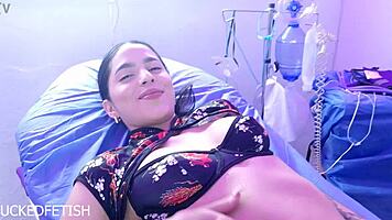 Helen Star i trusser beder lægen om orgasme-fix